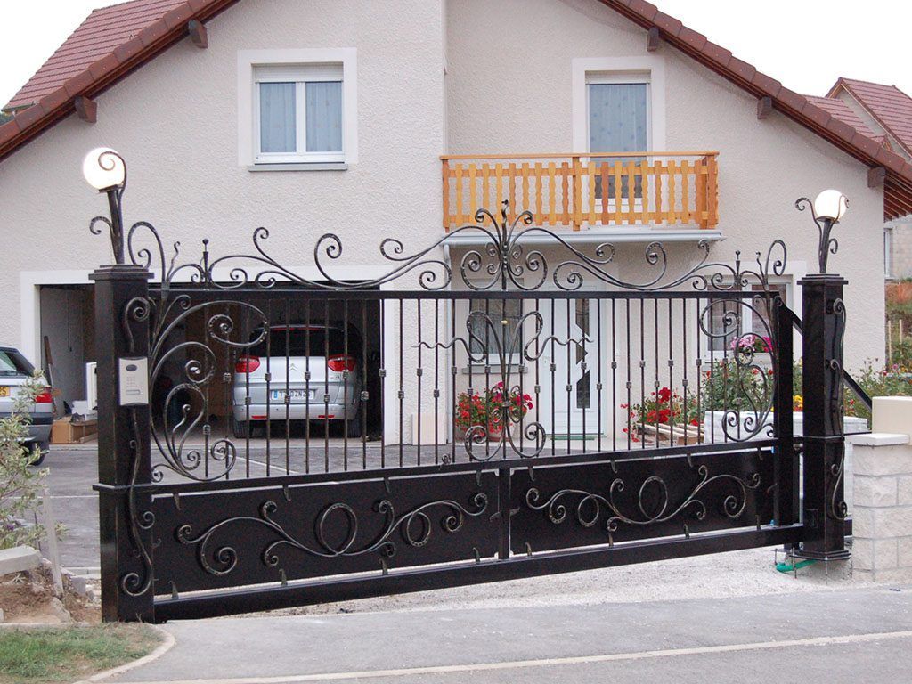 Grand portail noir fermé, en acier décor en fer forgé
