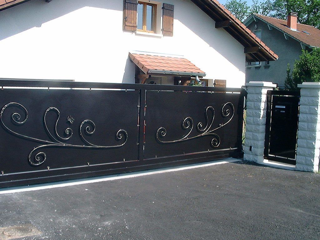 Portail avec des décorations de fleurs