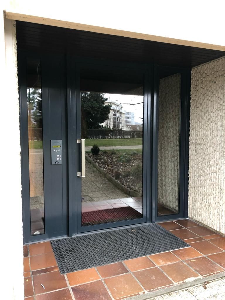 Entrée d'un immeuble avec porte métallique