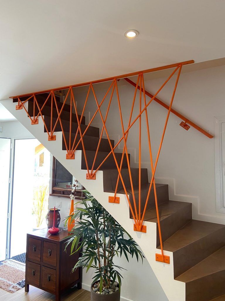 Escalier design avec des garde-corps orange 