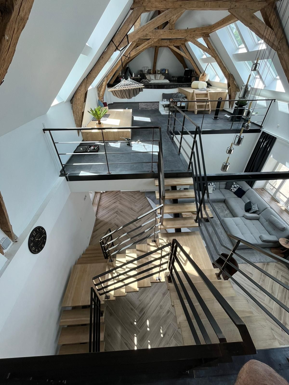 Etage d'une maison avec plusieurs escaliers et garde-corps