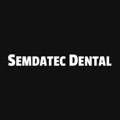 Le logo de semdatec dental est blanc sur fond noir.