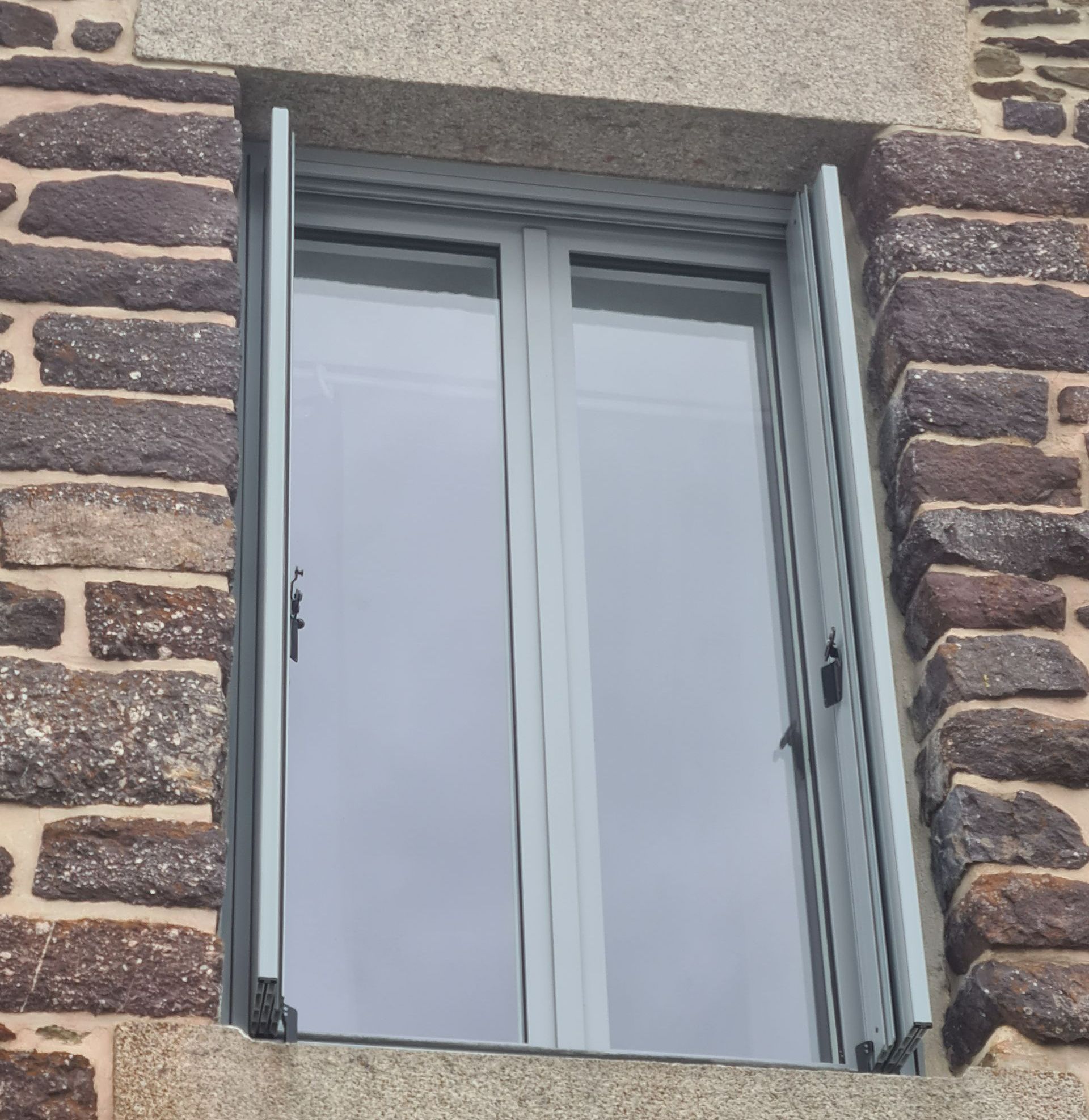 Une fenêtre sur une façade en pierres