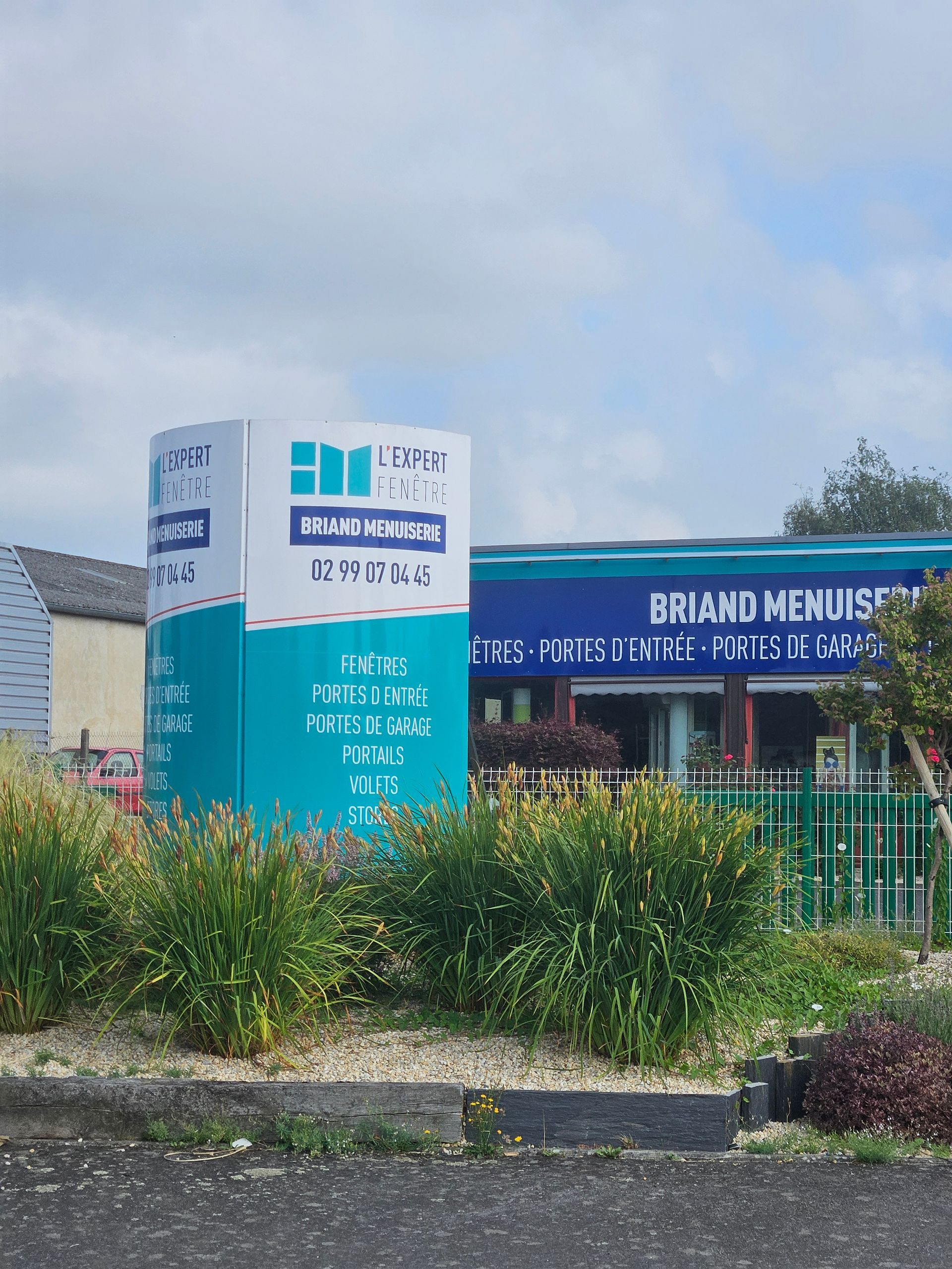 Le totem de l'entreprise L'Expert Fenêtre Briand Menuiserie