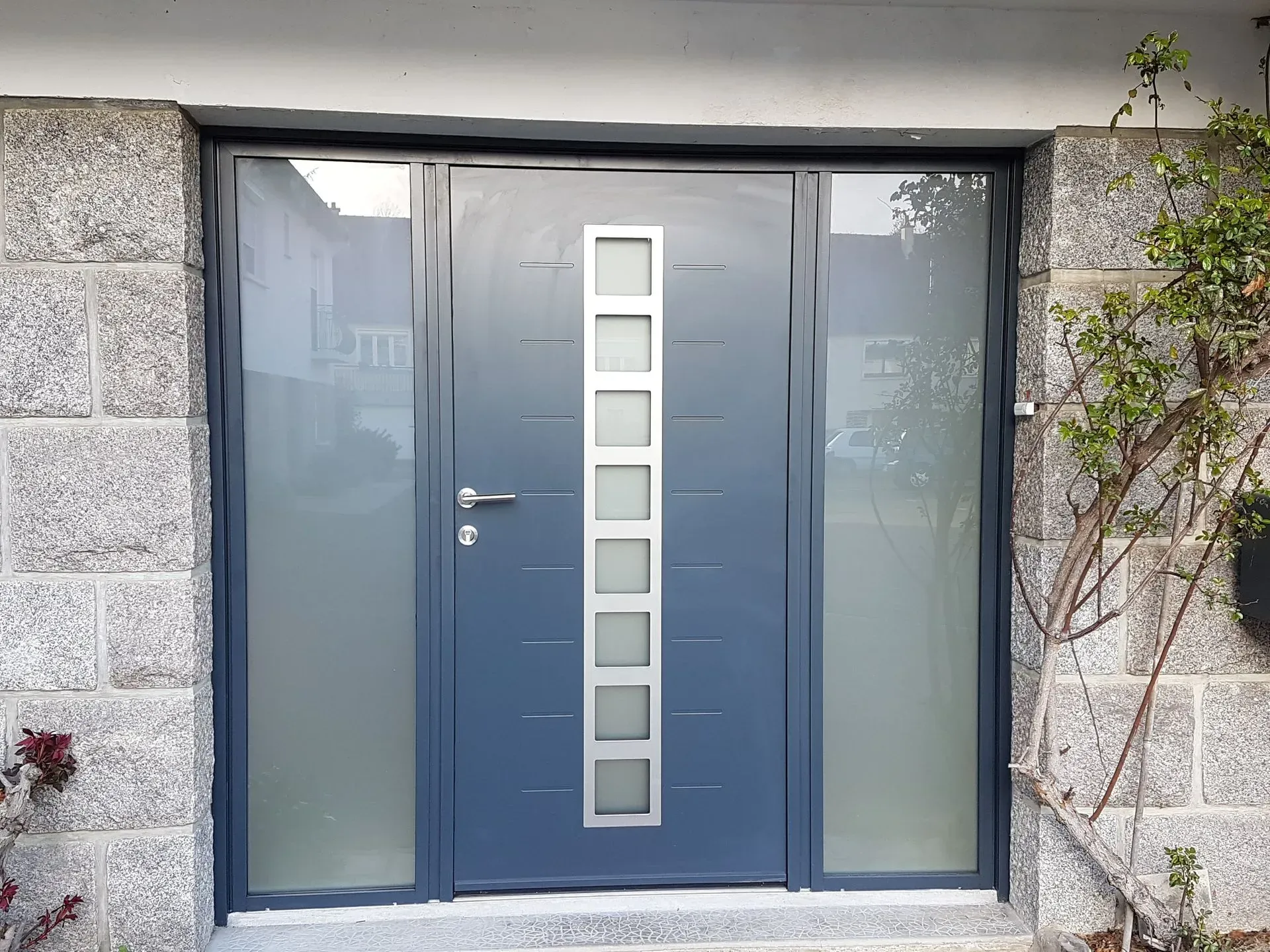 Une entrée de maison avec une porte d'entrée de couleur bleue