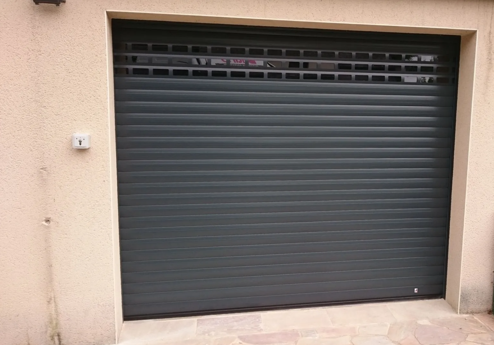 Une porte de garage sectionnelle