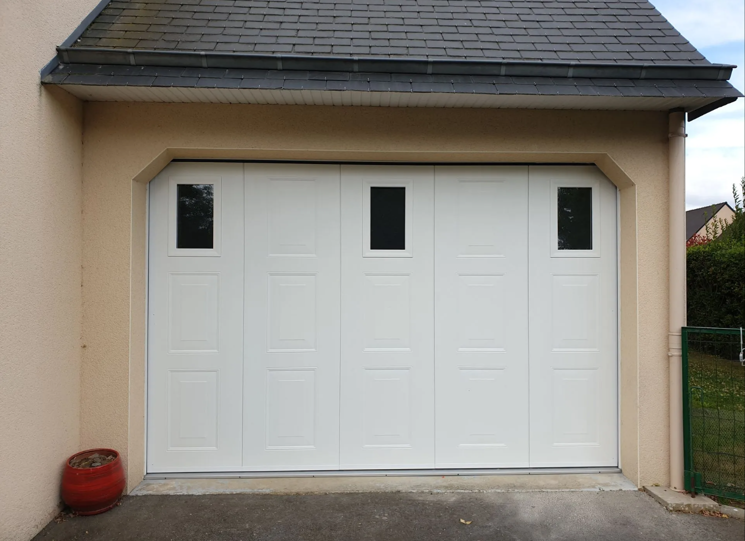 Une porte de garage blanche en PVC