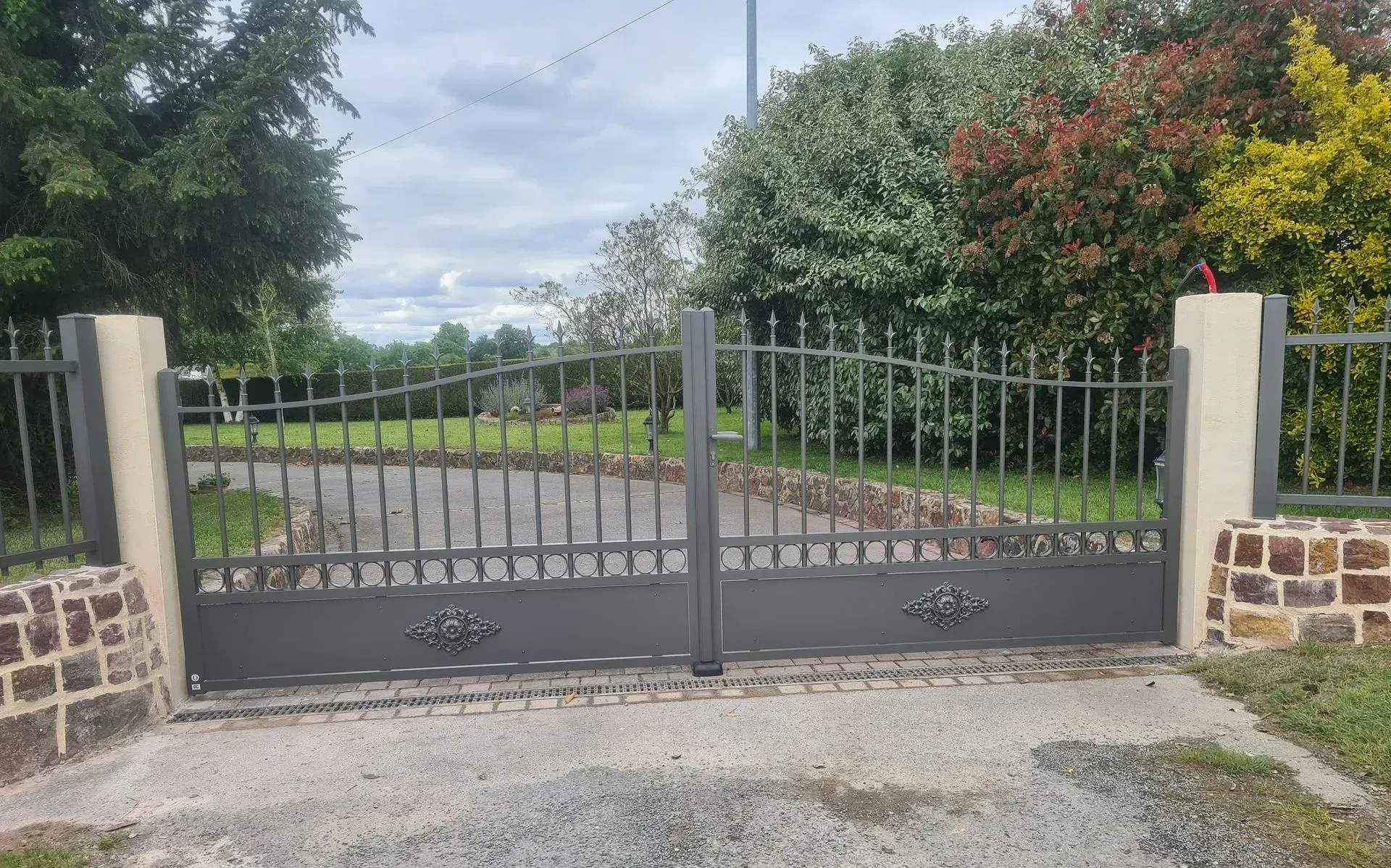 Un portail et une clôture en aluminium
