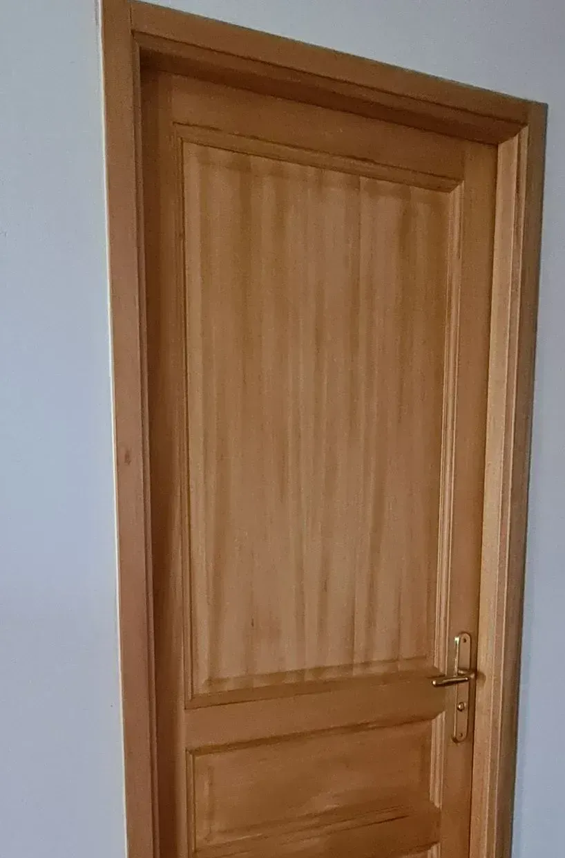 Une porte d'intérieur en bois exotique