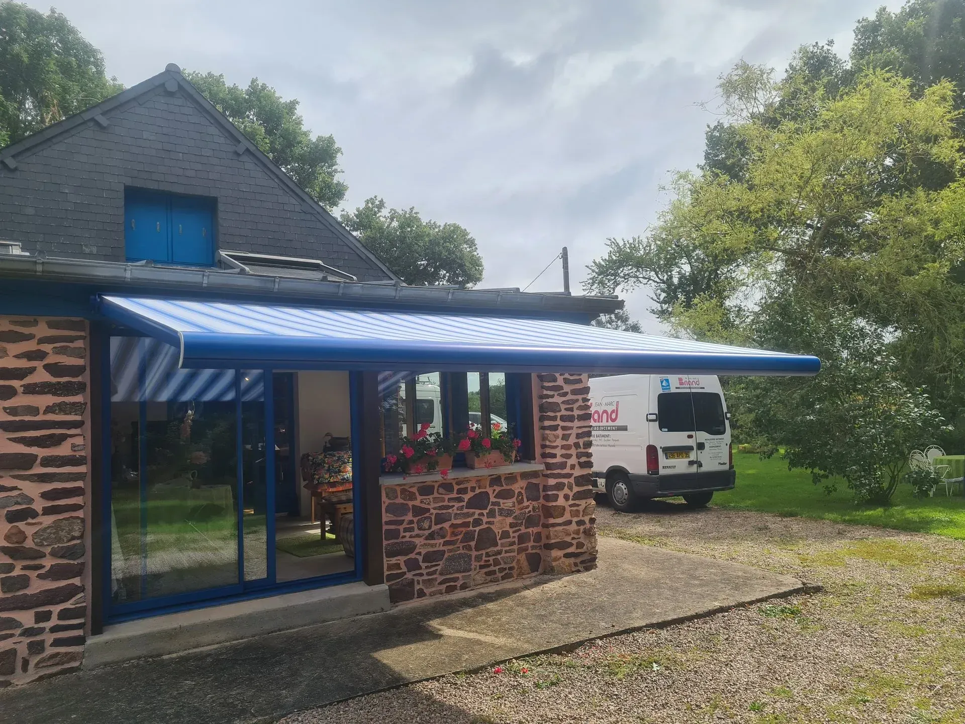 Un store banne de couleur bleue