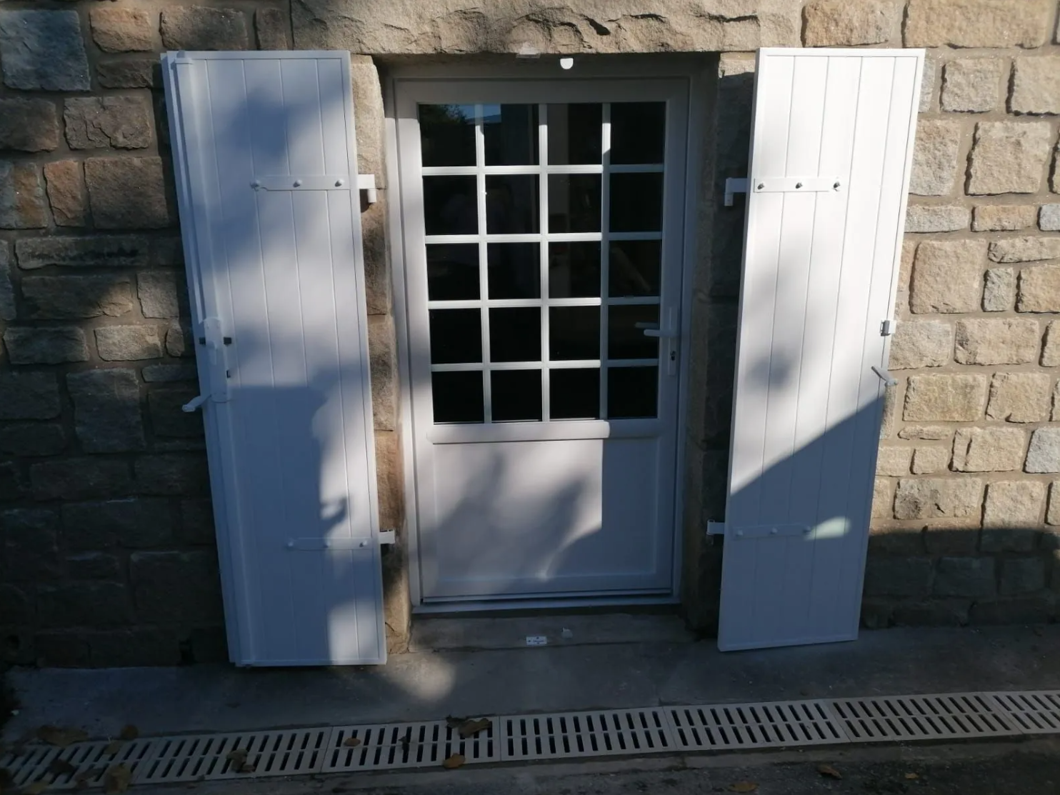 Des volets blancs en PVC