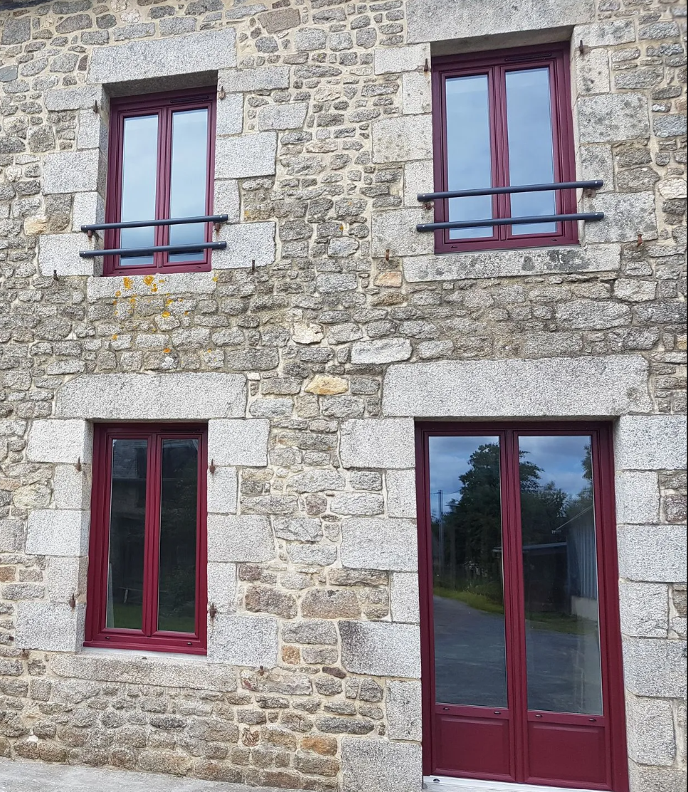 Une porte d'entrée et des fenêtres