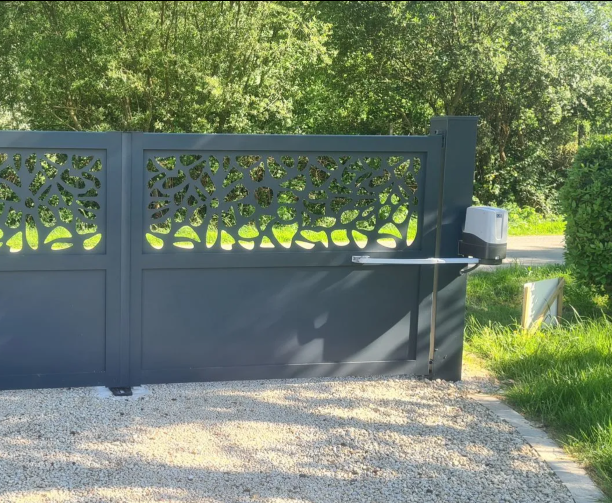 Un portail battant en aluminium avec des motifs découpés