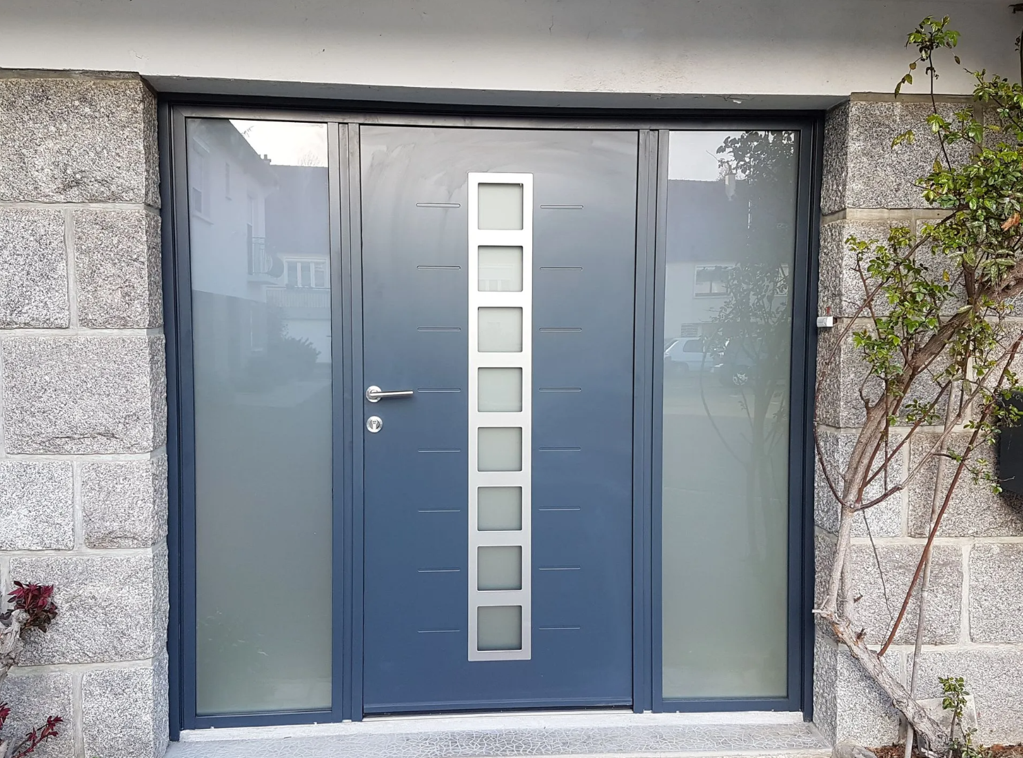 Une porte d'entrée en aluminium avec des vitrages