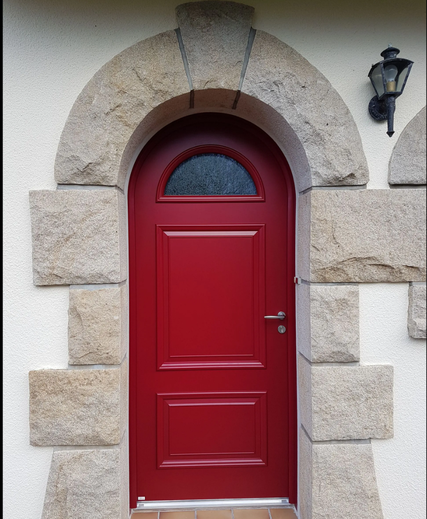 Une porte d'entrée de couleur rouge