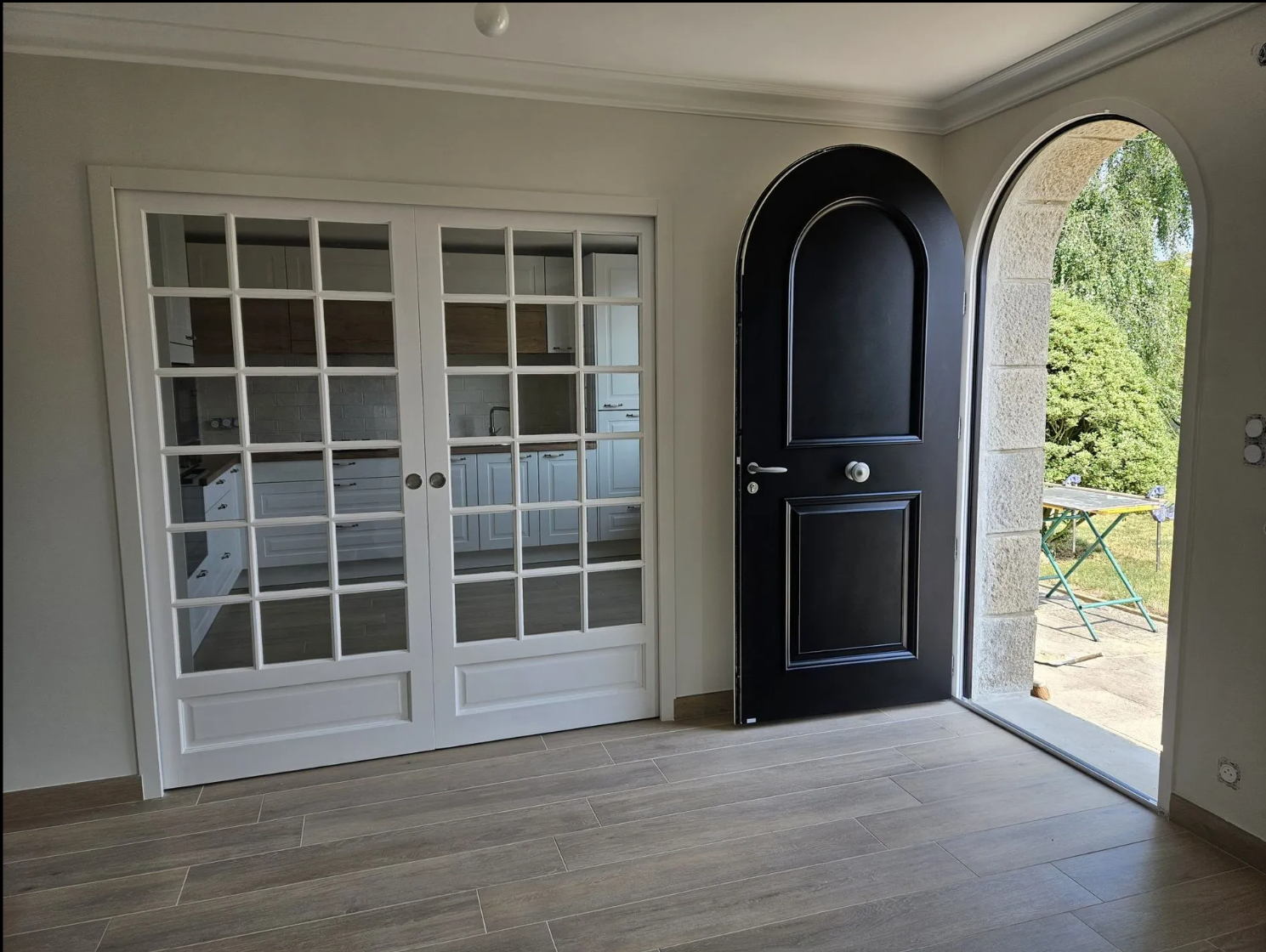 Une grande porte d'intérieur vitrée