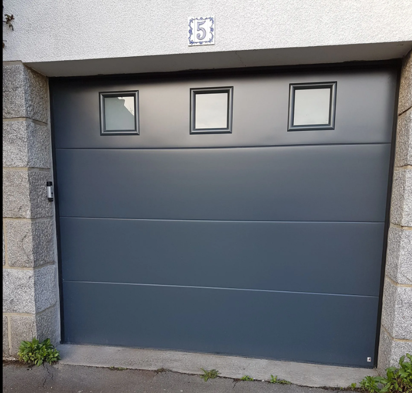 Une porte de garage avec des hublots carrés