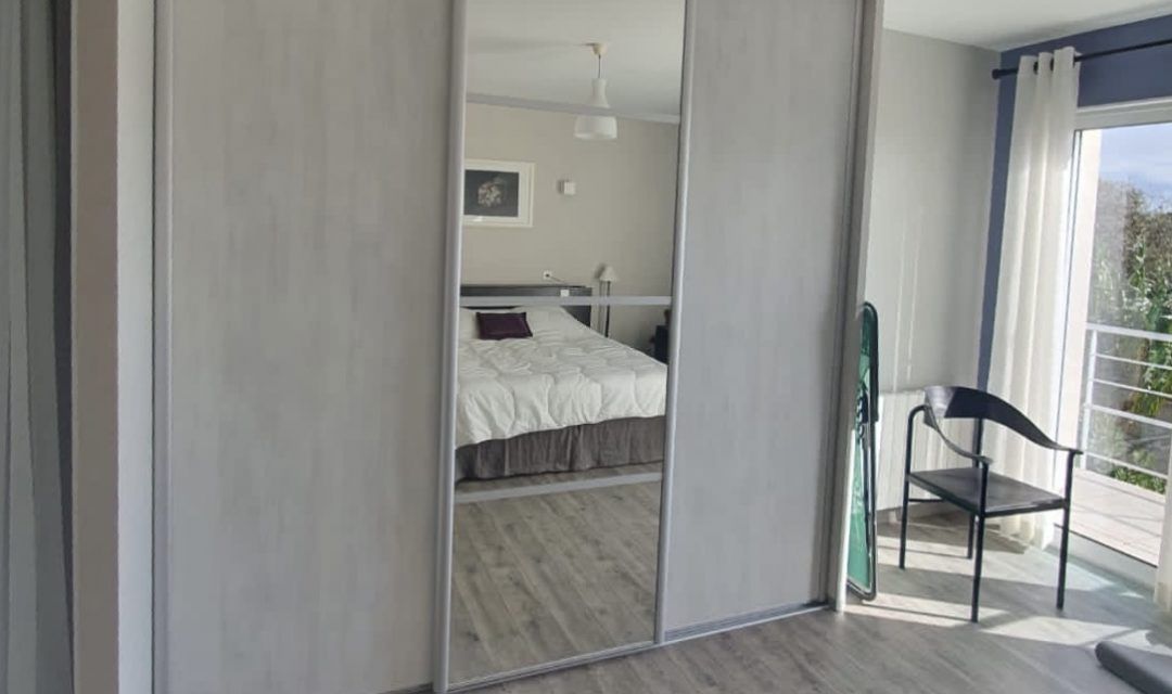 Une porte de placard coulissante