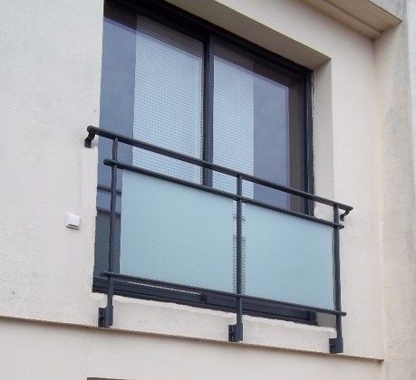Un garde-corps vitré de fenêtre