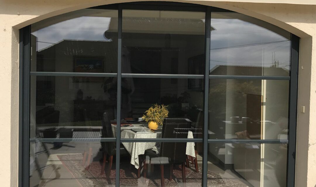 Une grande fenêtre pour un restaurant