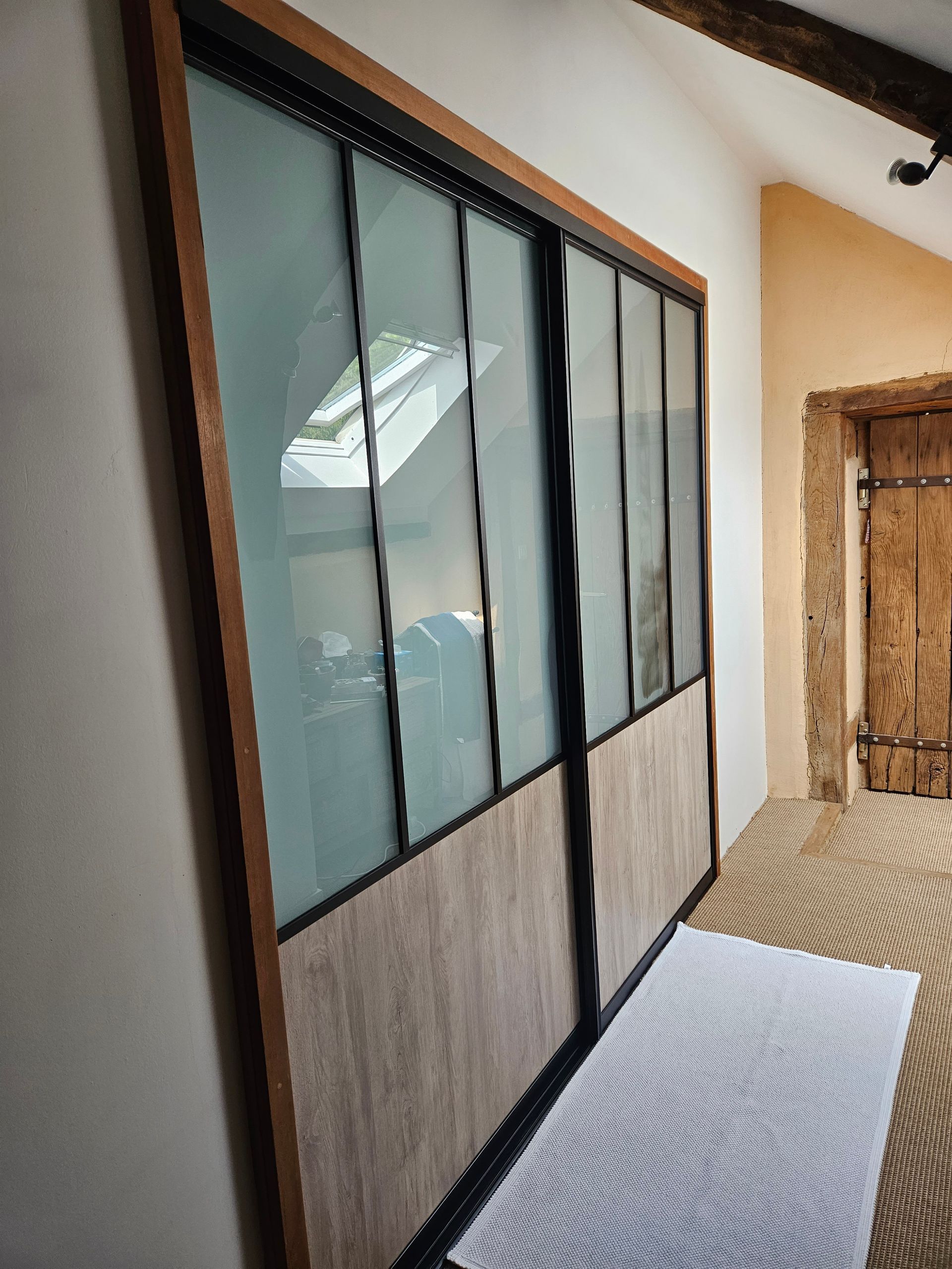 Une porte d'intérieur double vitrée en bois