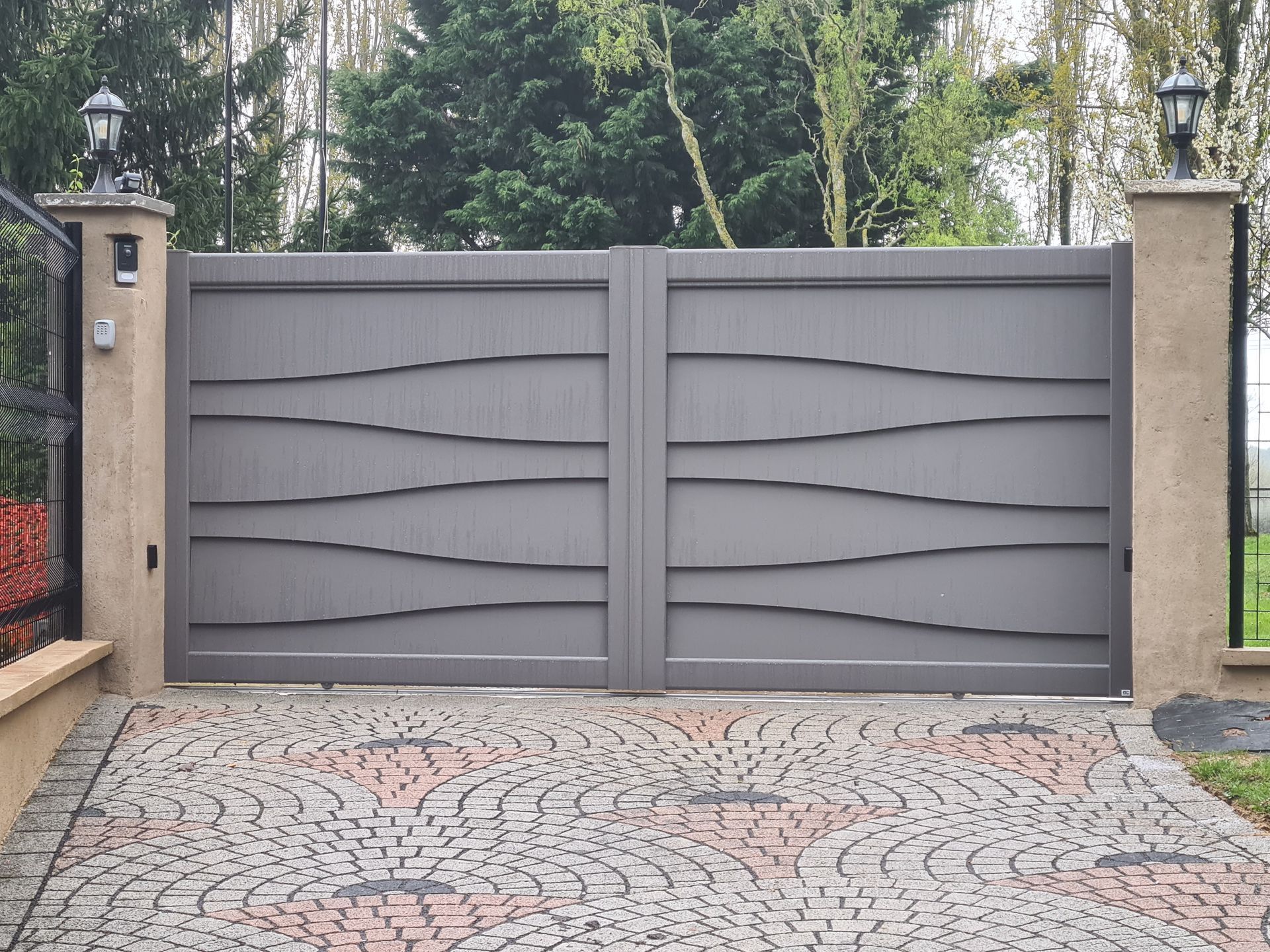 Un portail battant gris