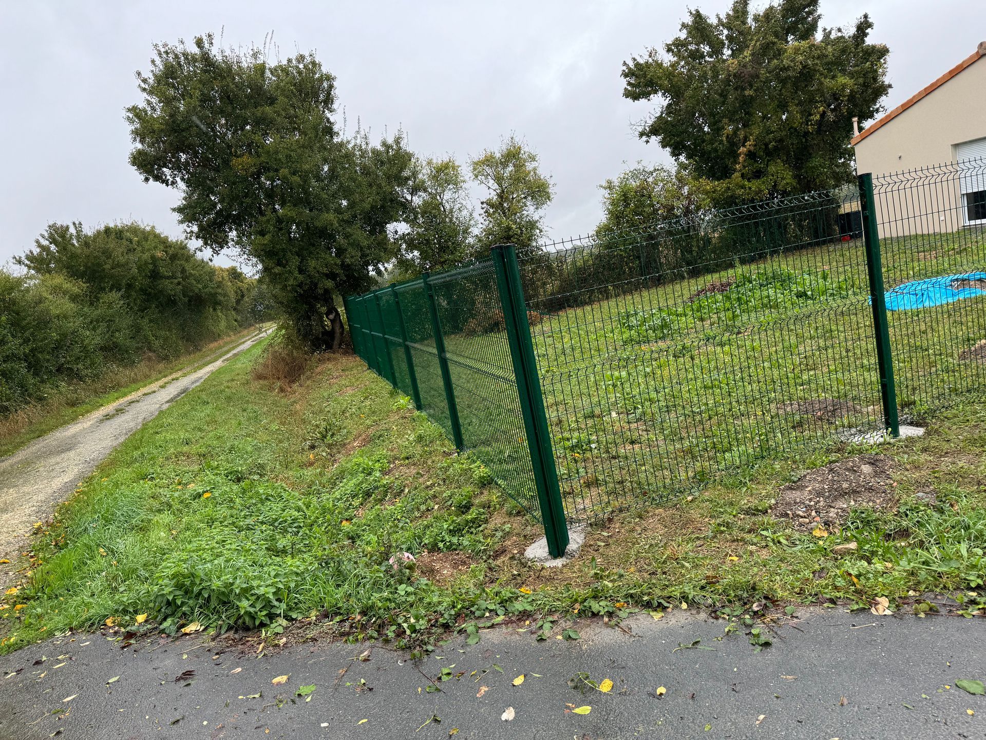 Pose de clôtures dans un jardin
