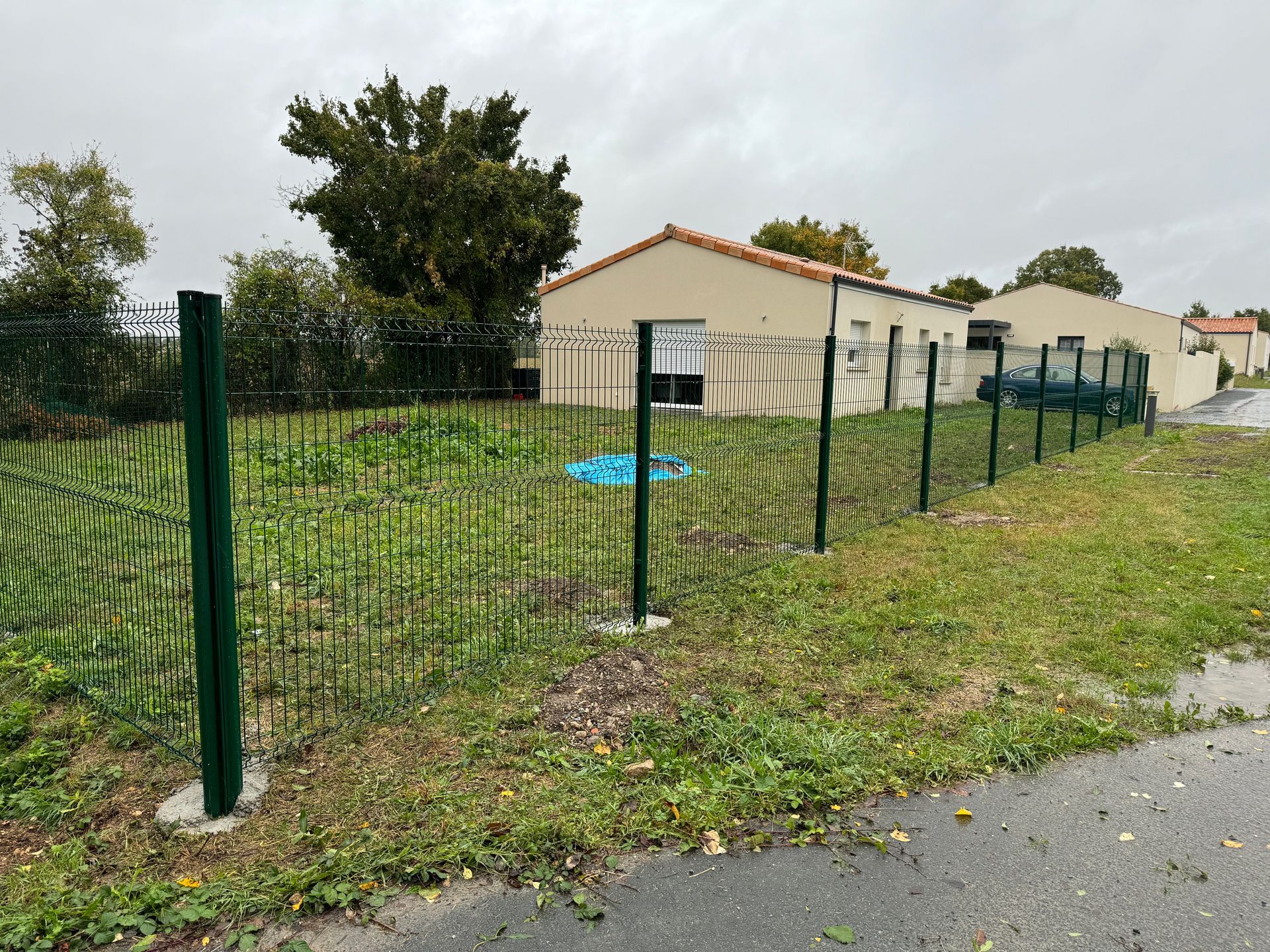 Pose de grillage dans un jardin