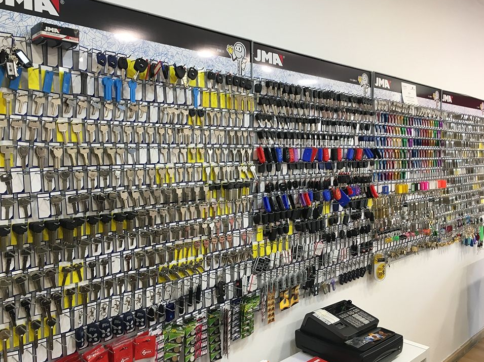 Una vitrina mural en una cerrajería, llena de filas de llaves de todo tipo.