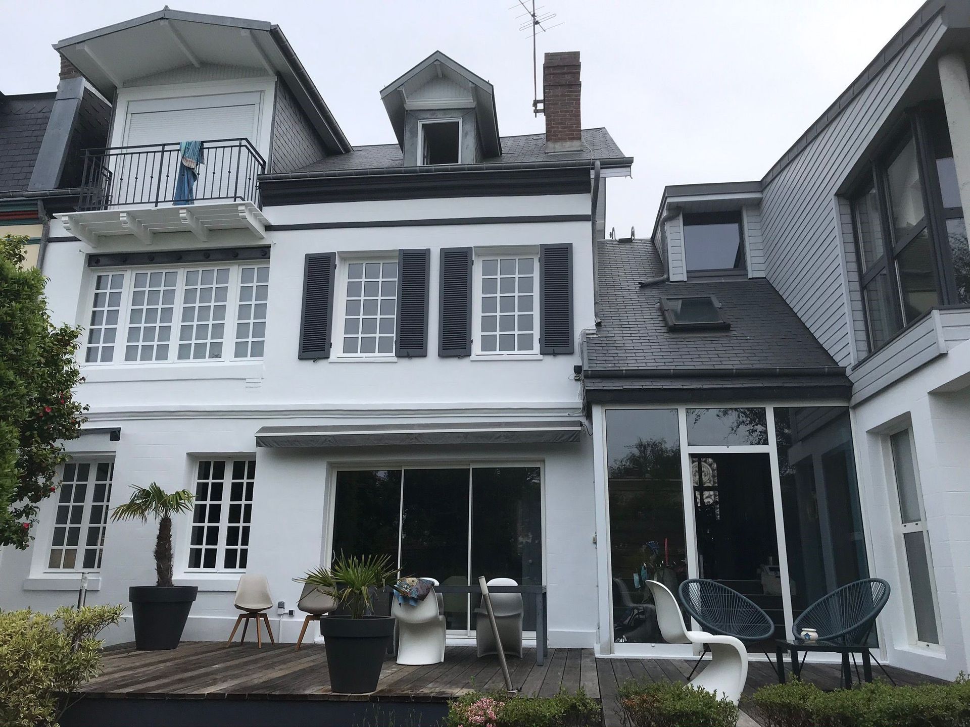 Extérieur d'une maison avec façades blanches