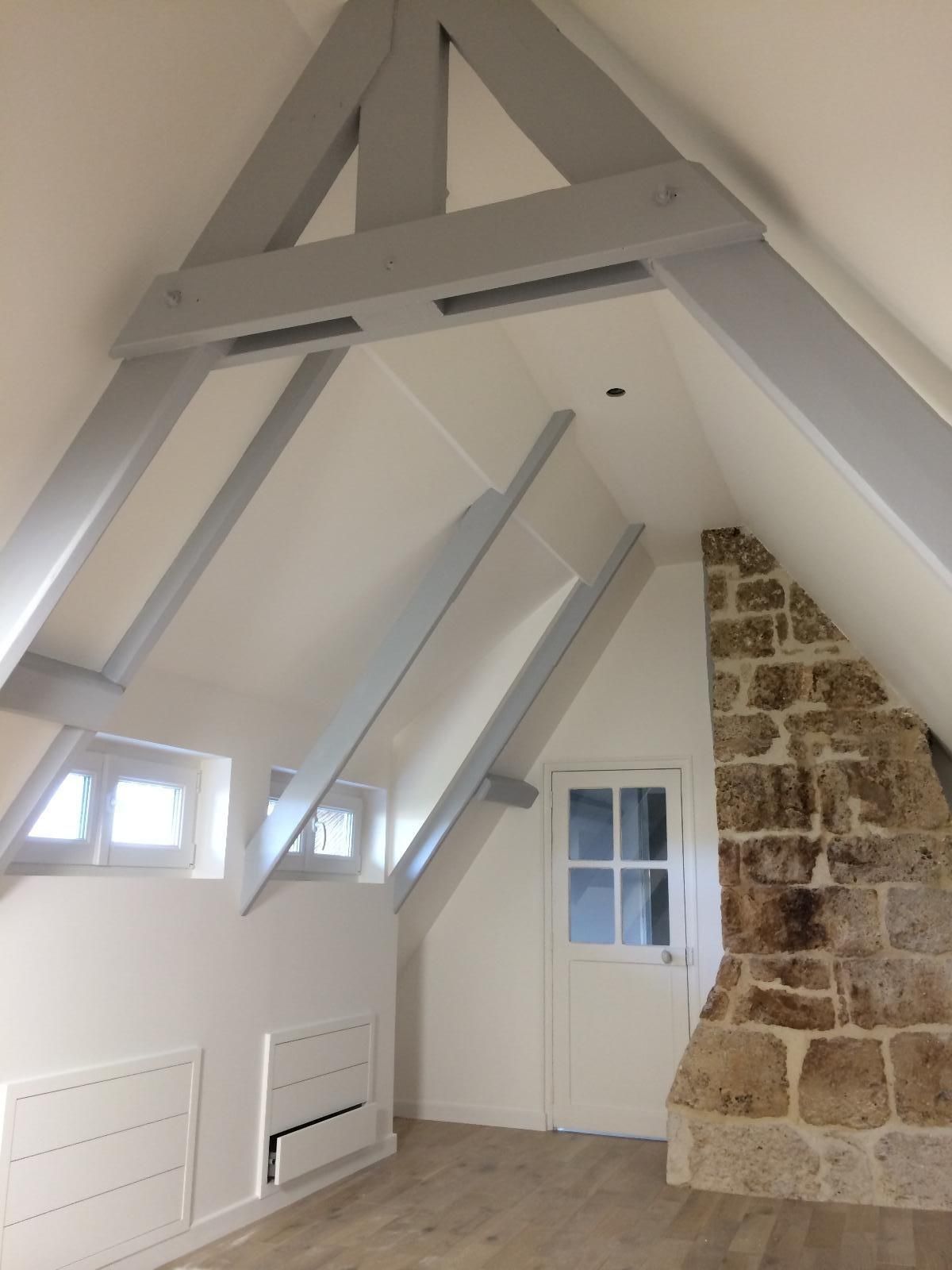 Poutre en bois peinte