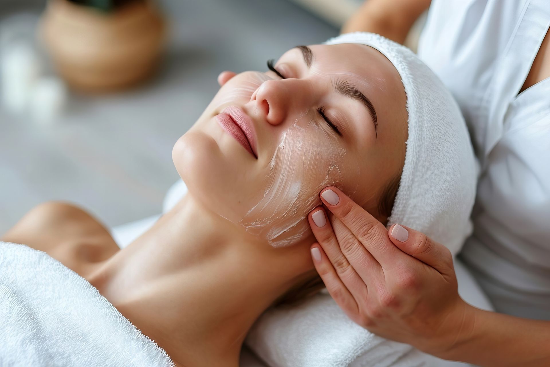 Une personne se faisant masser le visage.