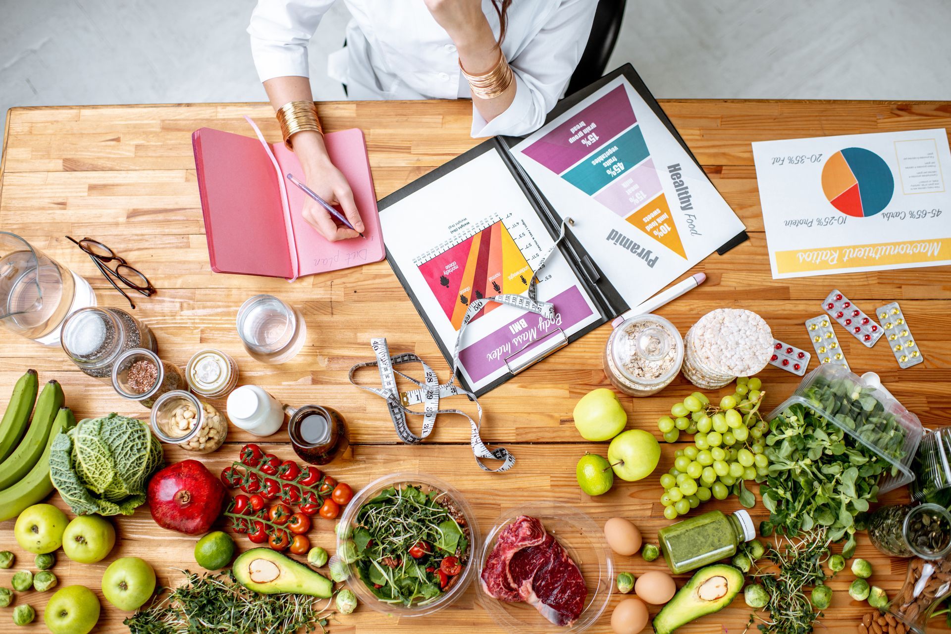 Des légumes posés sur une table.