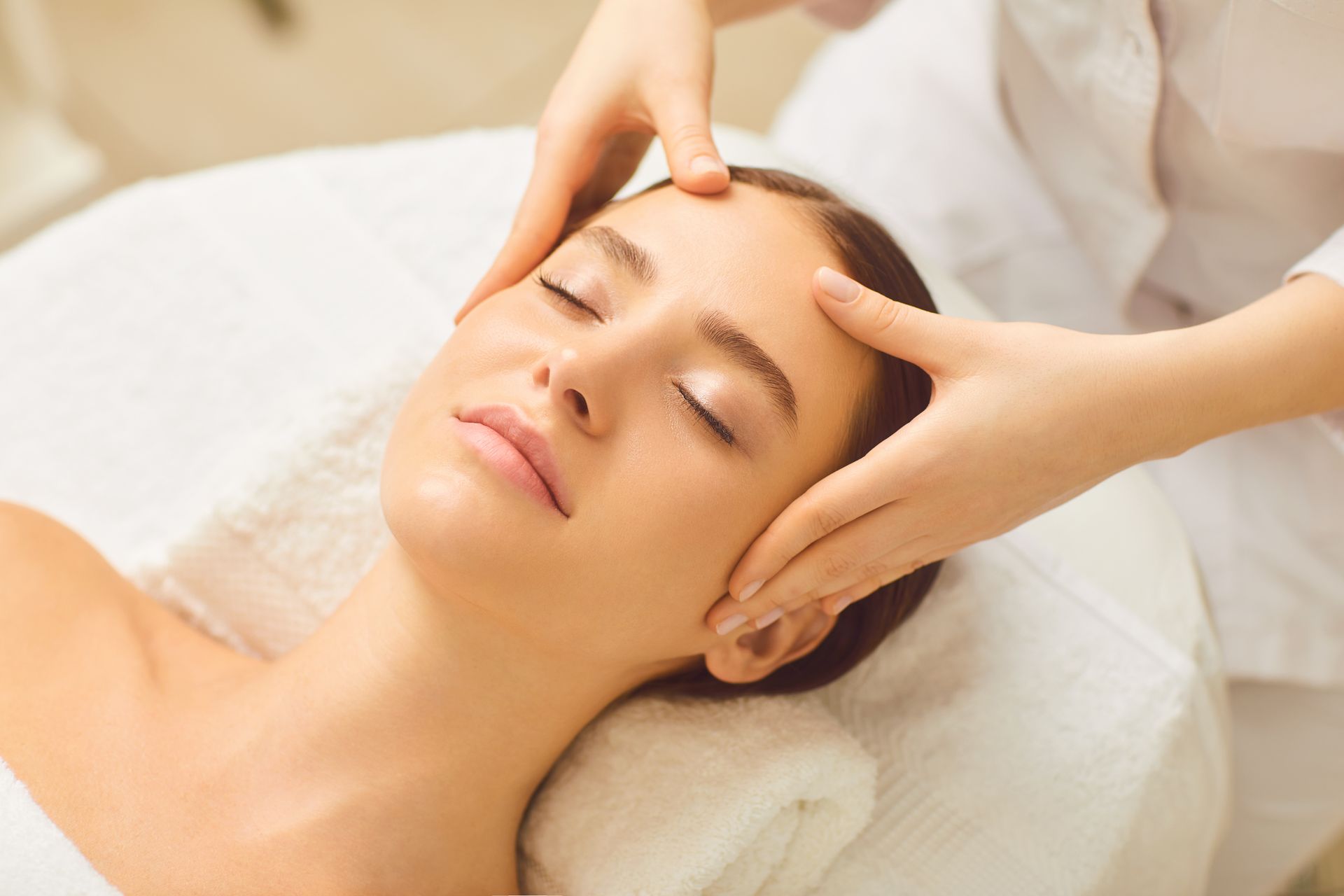 Une personne se faisant masser le visage.