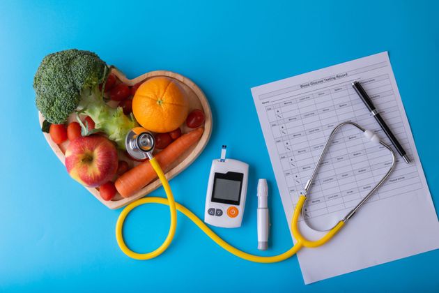 Un stéthoscope avec des légumes.