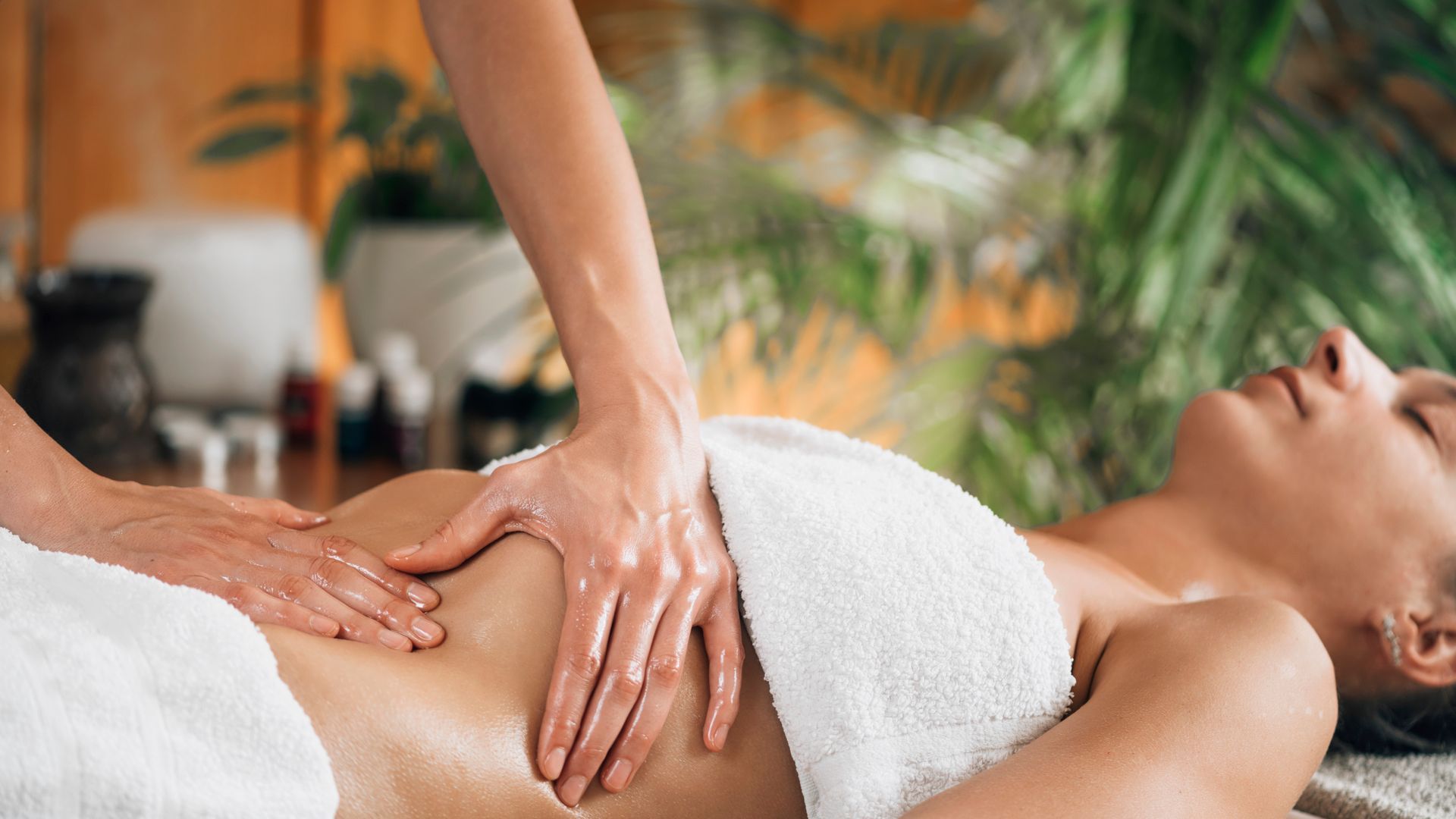 Une personne se faisant masser l'abdomen.