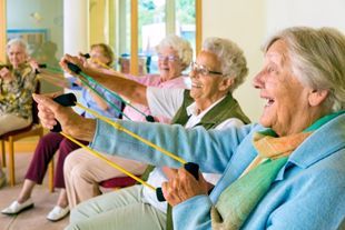 ältere Personen machen Übungen mit Flexiband