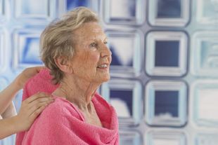 Alte Dame wird in Handtuch eingewickelt