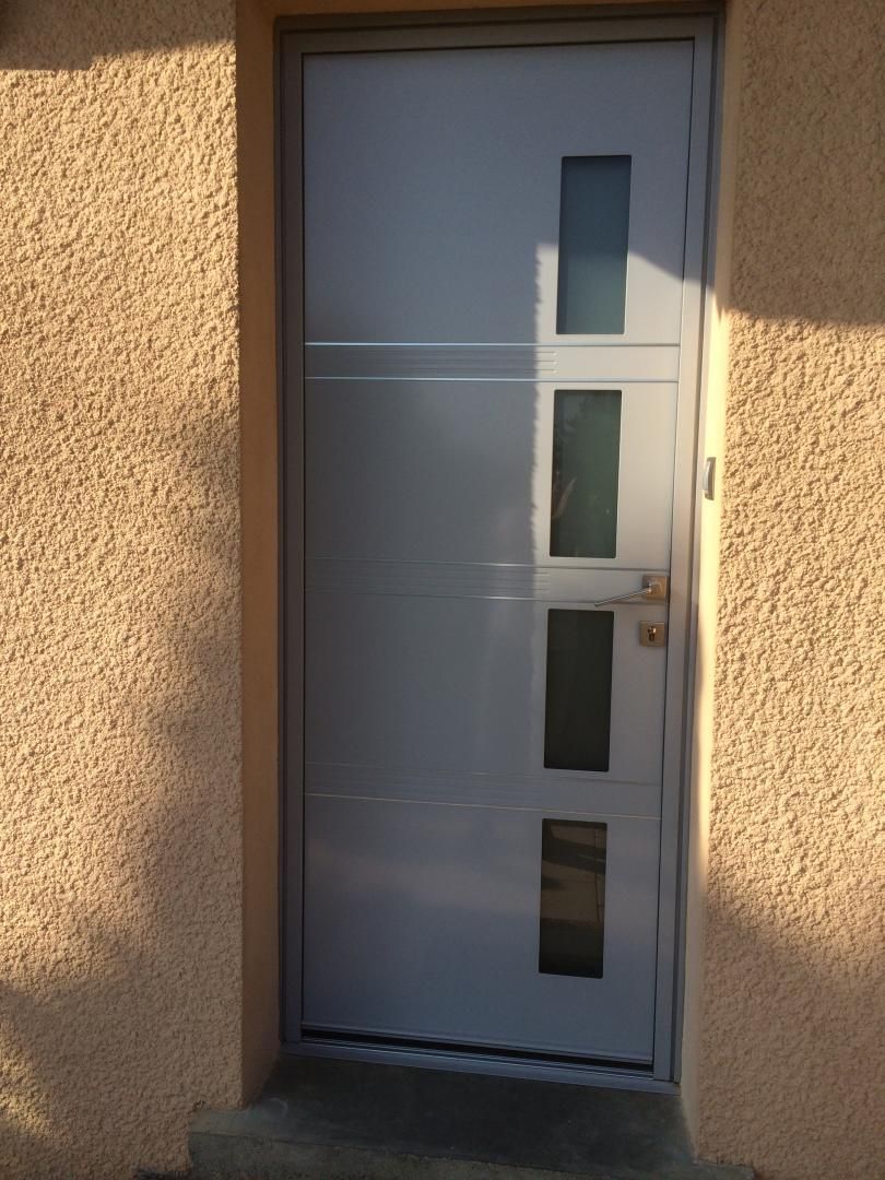 Une porte d'entrée avec des motifs rectangulaires.