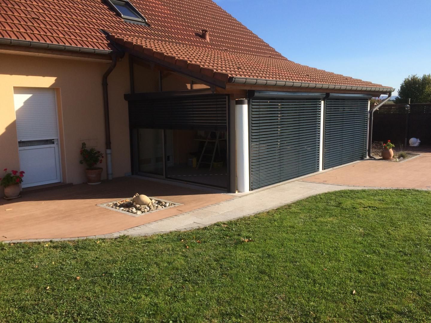 Des volets coulissants.