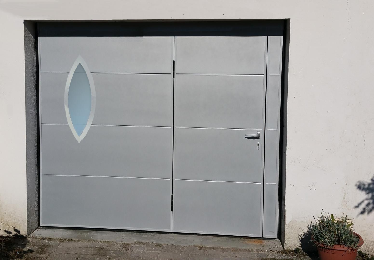 Une porte de garage avec une décoration ovale.