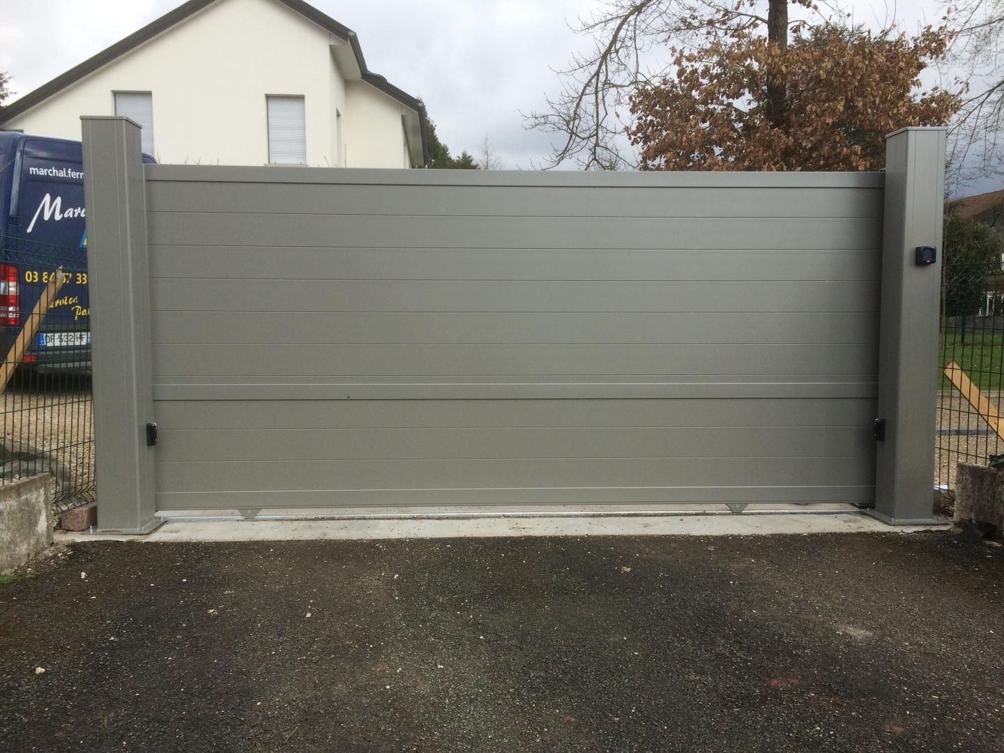 Un portail électrique.