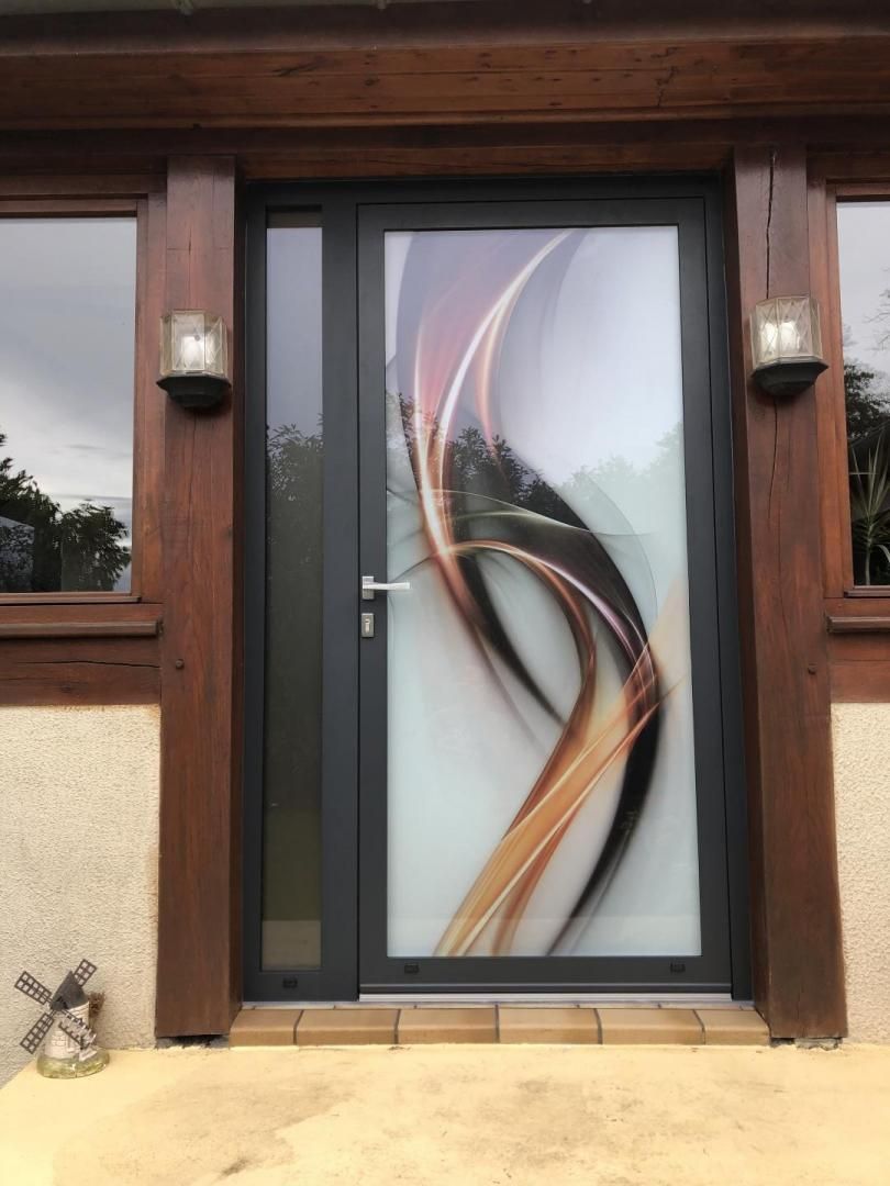 Une porte d'entrée marron foncée.