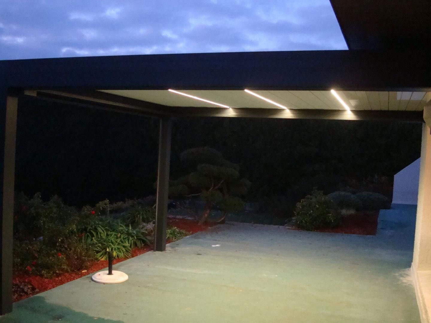Une pergola avec des lumières.