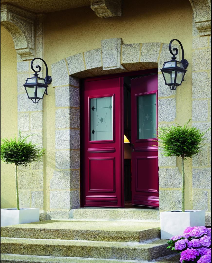 Une porte d'entrée rose.