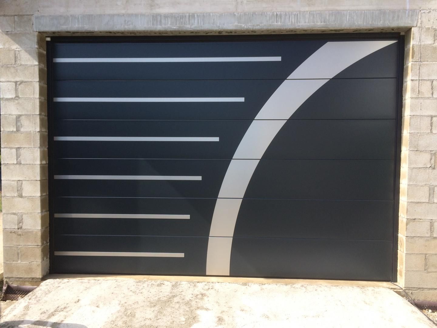 Une porte de garage noir et gris.