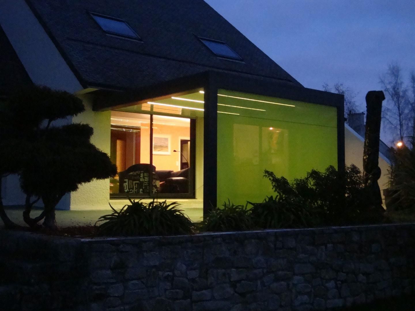 Une pergola dans la nuit.