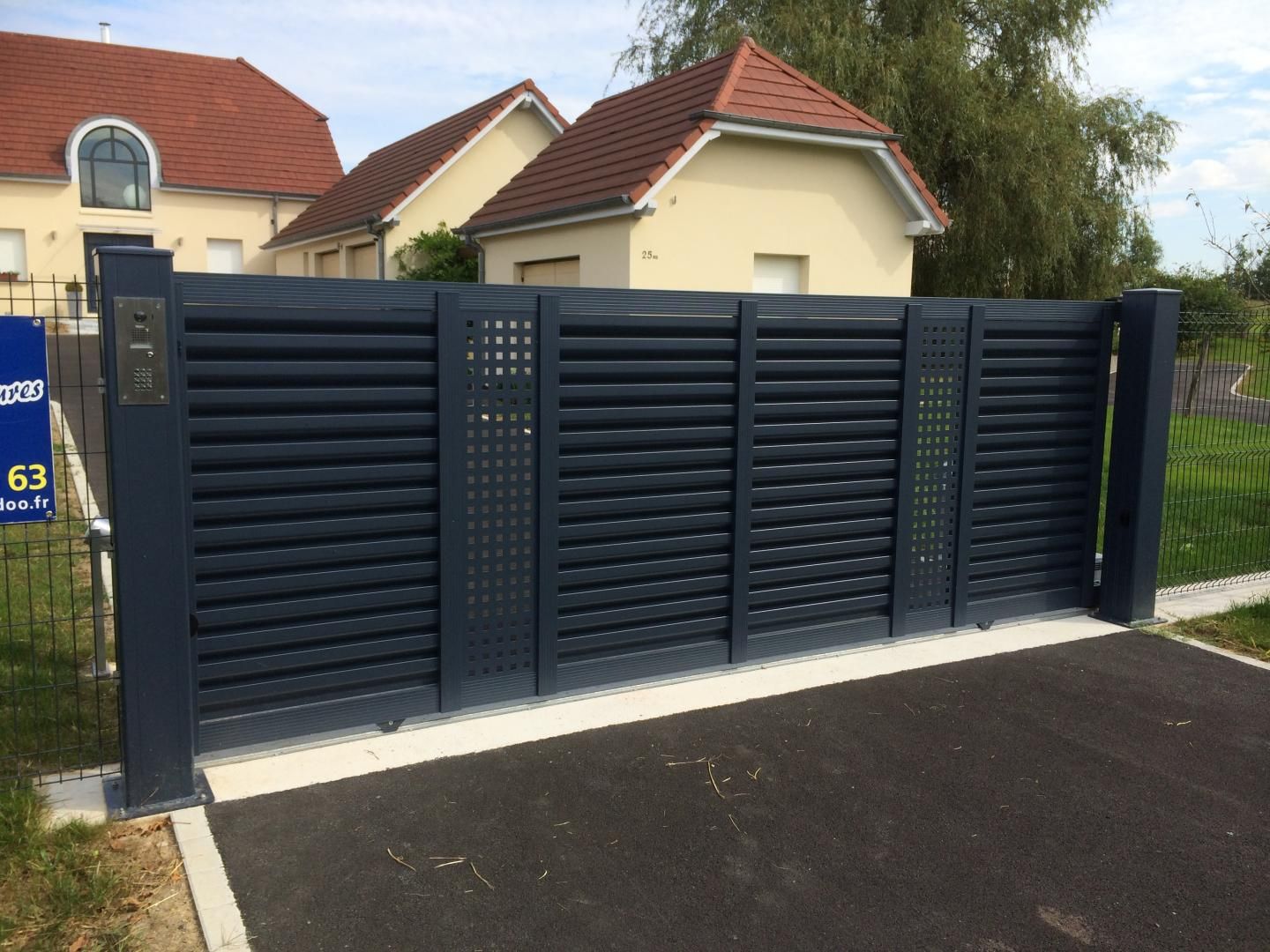 Un portail motorisé.