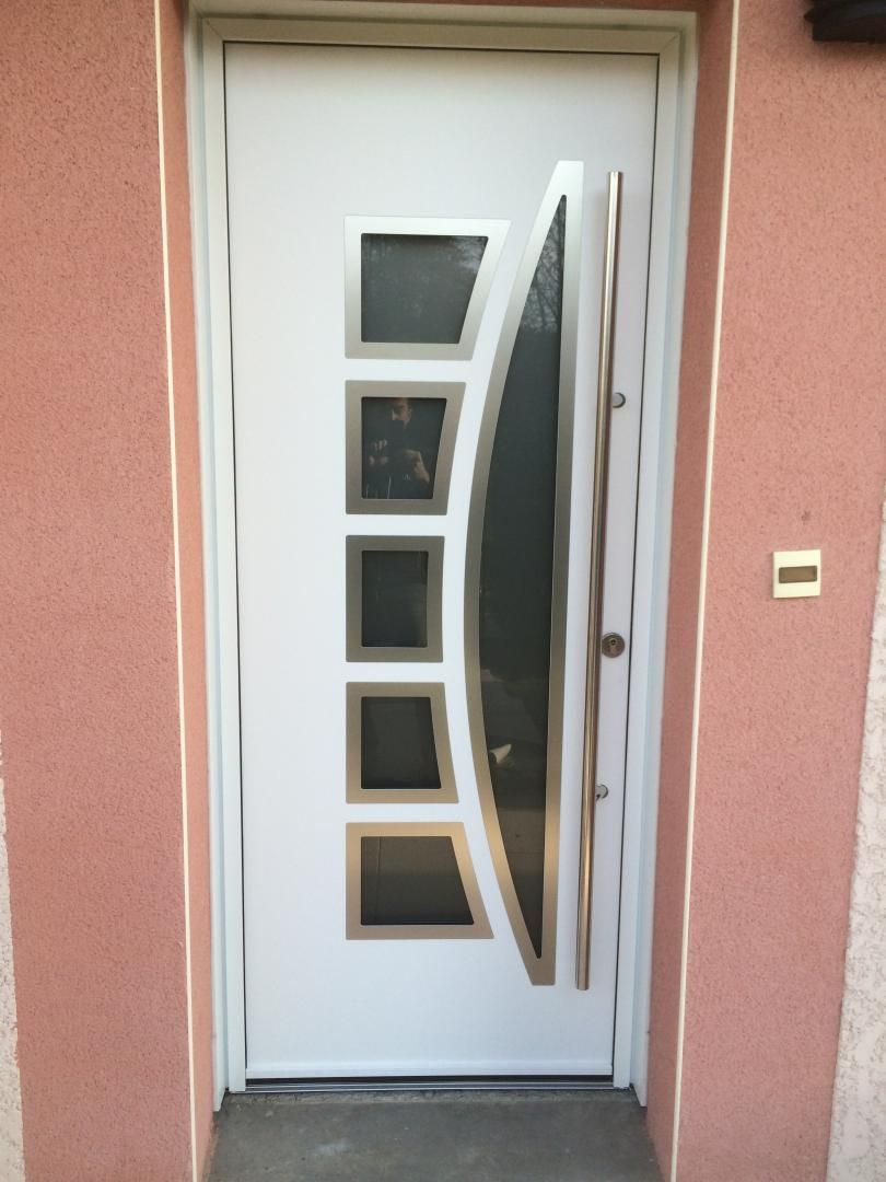 Une porte d'entrée blanche et grise.