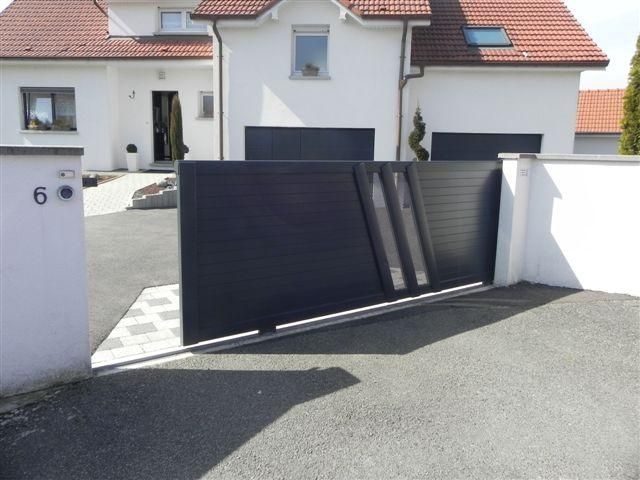 Un portail avec des motifs géométriques.